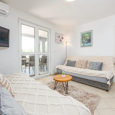 Laura Apartamento Vir