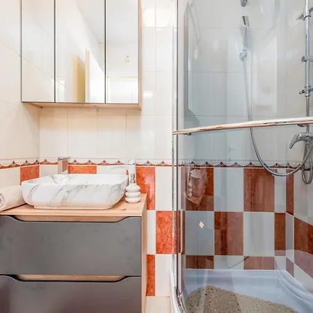 Laura Apartment Vir