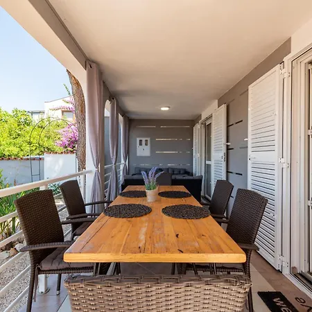 Laura Apartment Vir